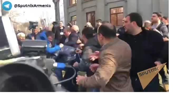 Оппозиционеры подрались со сторонниками Пашиняна в Ереване