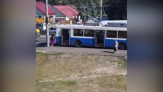 Отчаянные и сильные девушки из Брянска вытолкали троллейбус 