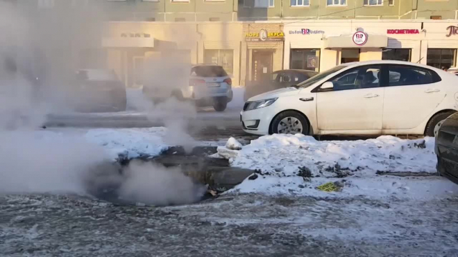 В Петербурге пар из люков обжигает прохожих