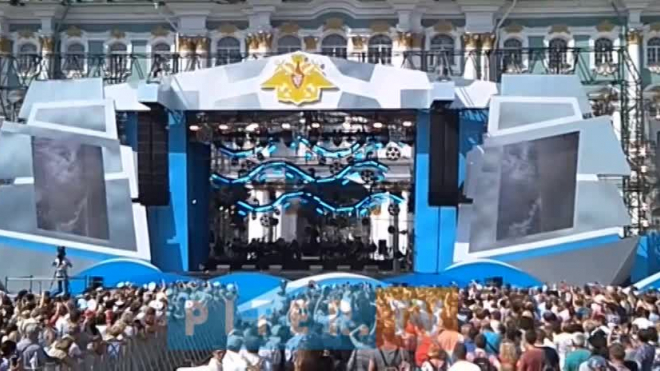 На Дворцовой площади гостей праздника ВМФ развлекали видеоэкскурсией, музыкой и танцами 
