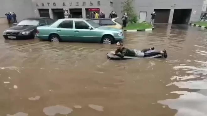 Житель Подмосковья устроил заплыв по затопленной улице