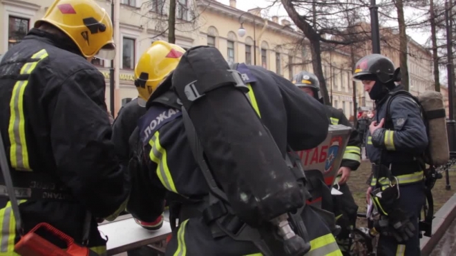 В Кировском районе из-за горящего ядовитого масла сотня пожарных два часа не могла потушить ангар и три грузовика