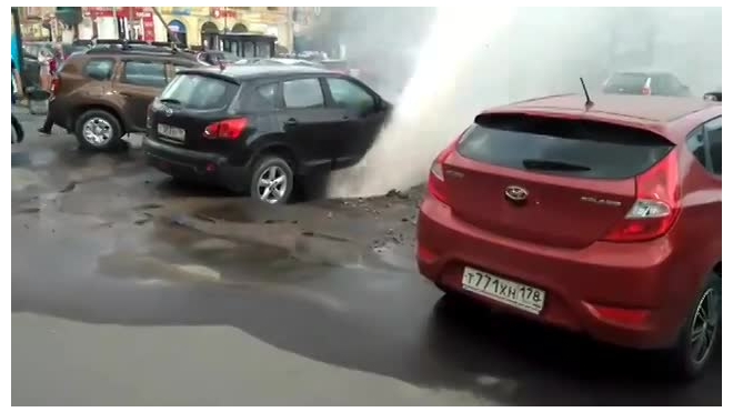 ВИДЕО: у метро "Удельная" фонтан с кипятком топит машины