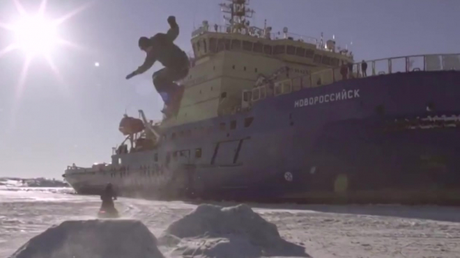Видео: экстремал из Мурманска полетал на сноуборде над заливом 