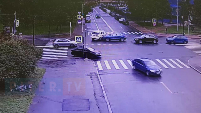 Видео: на Большом проспекте В.О. Mercedes снес дорожный знак при столкновении с Porsche