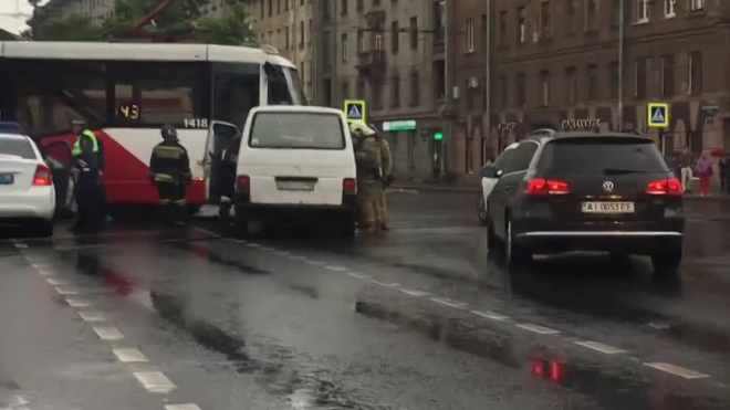 Серьезная авария с микроавтобусом и трамваем собрала пробку на Московском проспекте