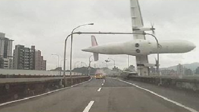 Самолет рухнул на столицу Тайваня Тайбэй, погибли 12 человек