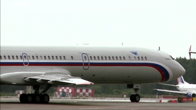 Экипаж АН-148 развернул самолет в Пулково из-за трещины в лобовом стекле