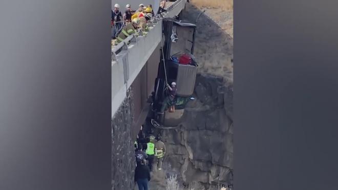 Пикап повис над 30-метровым ущельем в штате Айдахо
