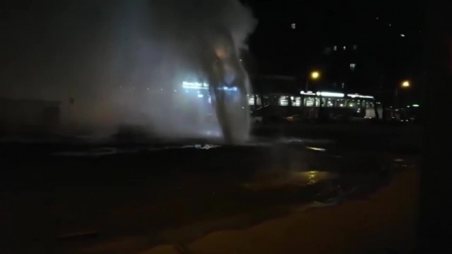Ночью на Пулковской улице прорвало трубу с кипятком