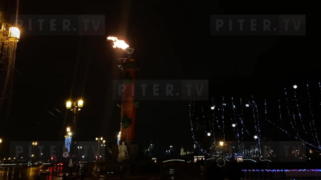 Петербуржцы сняли зажженные факелы Ростральных колонн