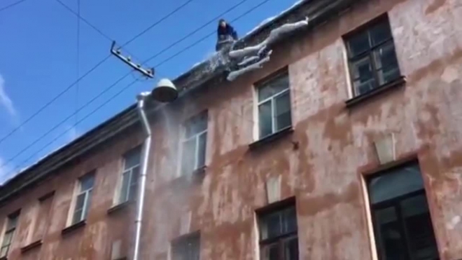 В Петербурге глыба льда покалечила мужчину