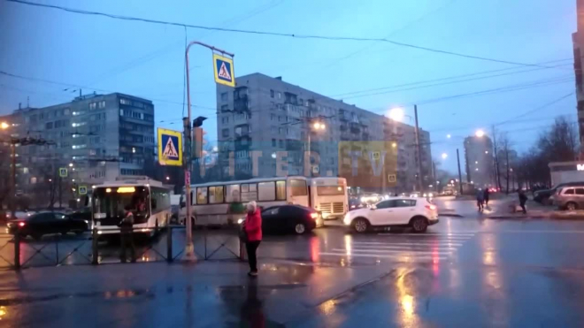 Видео: на углу Белы Куна и Пражской столкнулись автобус и маршрутка
