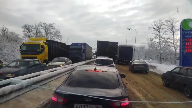 На Московском шоссе скопилась многокилометровая пробка