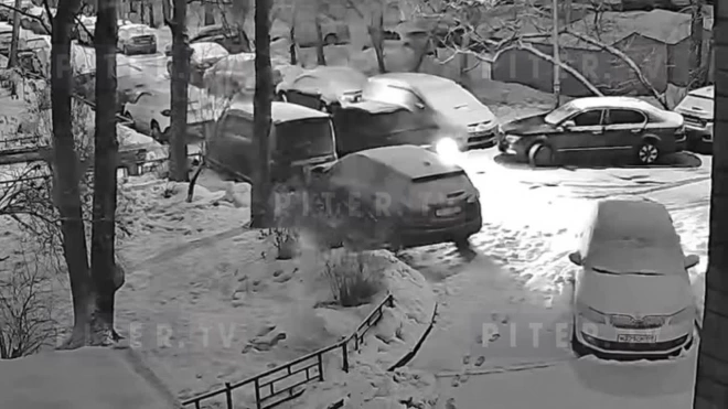 Неизвестный подбросил петарду к автомобилю на проспекте Художников