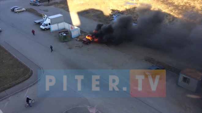 Видео: на Московском шоссе загорелся внедорожник