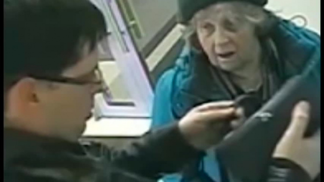 Видео из Москвы: Преступник обманул пенсионерку и украл у нее почти 1,5 миллиона рублей
