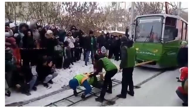 "... и на скаку коня остановит": Оксана Кошелева установила мировой рекорд, сдвинув руками трамвай в 20-градусный мороз
