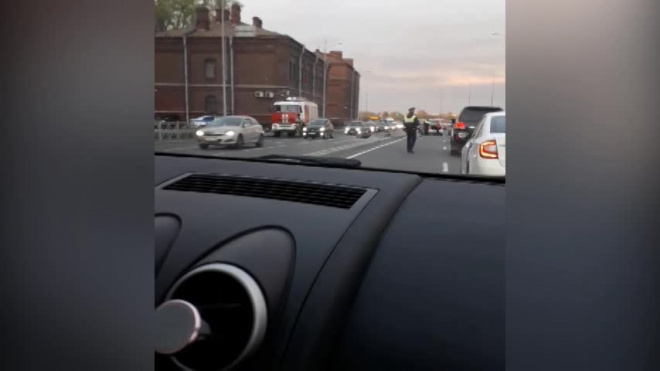 Видео: на Арсенальной после аварии госпитализирован мотоциклист
