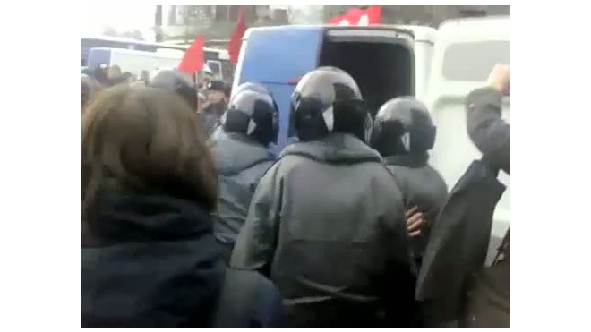 Десятки лимоновцев не дошли до "Авроры". ОМОН задержал от 70 до 100 активистов "Другой России"