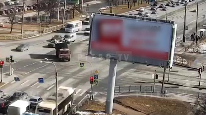 Видео: мусоровоз опрокинулся на улице Типанова