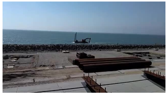 Забавное видео со строительства Крымского моста: Экскаватор плыл по морю и греб ковшом