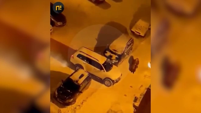 В городе Берёзовский водитель выломал дверь с помощью машины