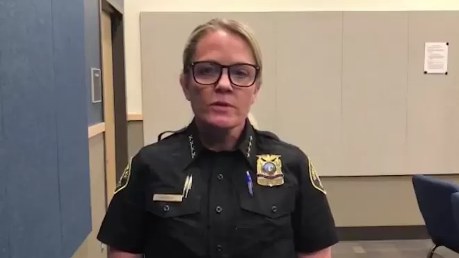 В США шеф полиции города отдала пост афроамериканцу после протестов