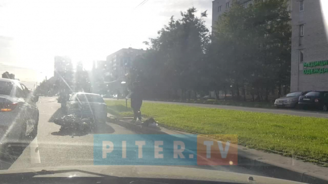 Видео: мотоциклист врезался в иномарку на проспекте Луначарского