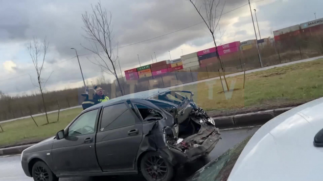 Видео: легковые автомобили серьезно пострадали после ДТП на Софийской
