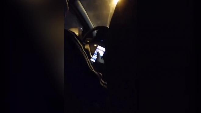В Петербурге таксист включил порно и онанировал при пассажирке