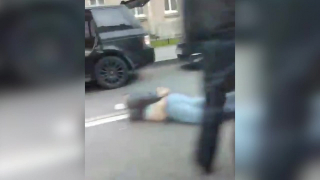 Видео: на Ленсовета полиция жестко задержала мужчину