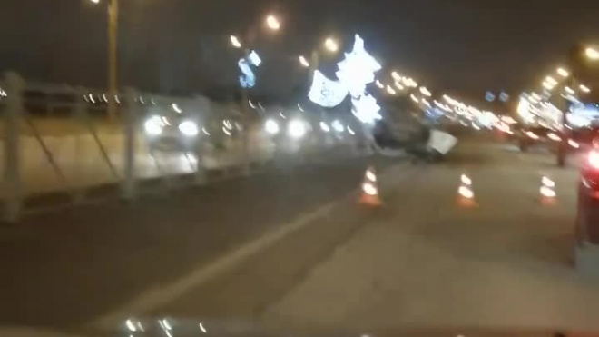 Водитель Hyundai приземлился на крышу на проспекте Славы