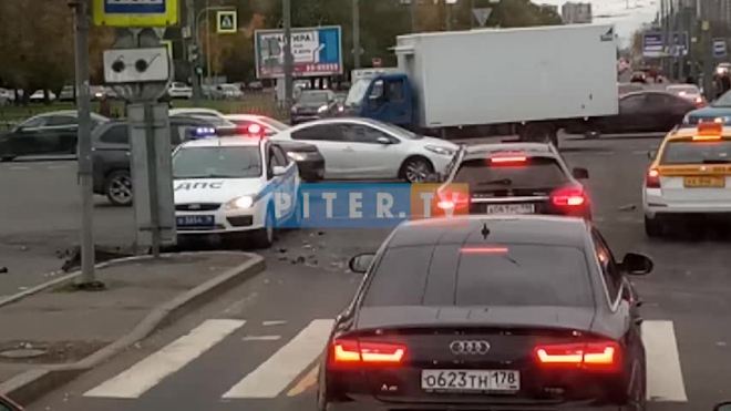 Видео: На проспекте Космонавтов иномарка столкнулась с "Газелью" и вылетела на пешеходную часть