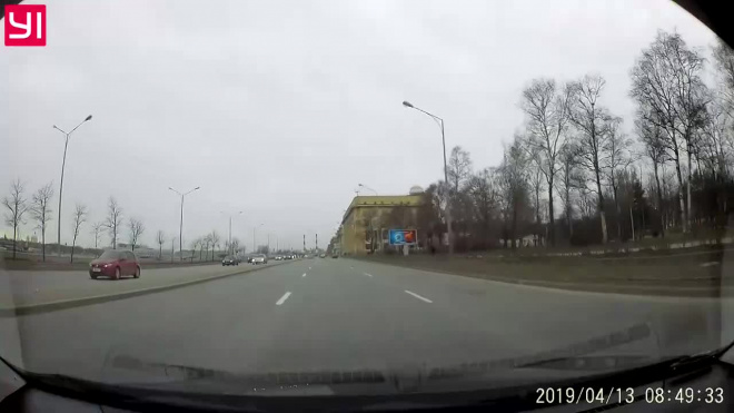 Видео: на Октябрьской набережной велосипедист врезался в иномарку