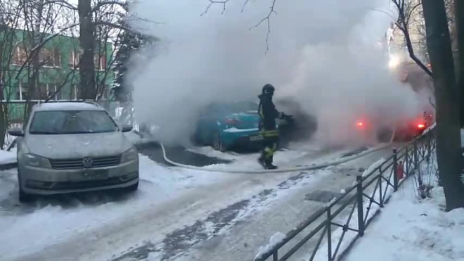 В Петербурге на Лени Голикова загорелся автомобиль