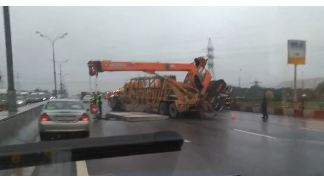 Видео из Москвы: Упавший на МКАД автокран парализовал движение