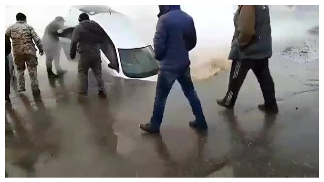 В Петропавловске водитель легкового автомобиля провалился в яму с кипятком
