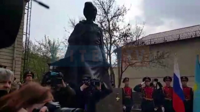 В сквере на Молдагуловой установили памятник Герою Советского союза