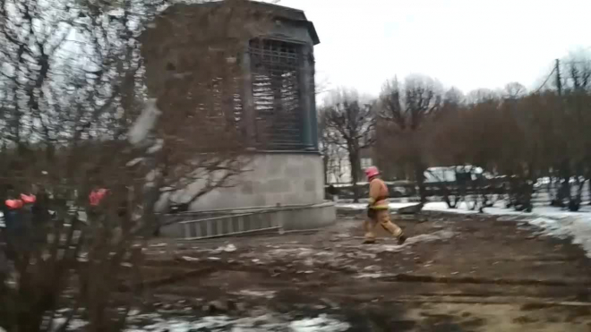 Из-за пожара в вентиляции петербургского метро на Марсовом поле работали спасатели