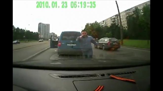 Кавказцы с травматом напали на водителя в Купчино