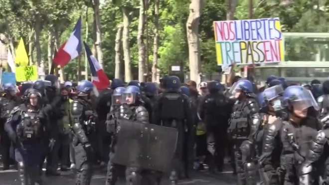 Протесты против санитарных пропусков прошли во Франции