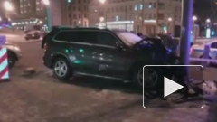 В центре Москвы автомобиль сбил на тротуаре двух пешеходов