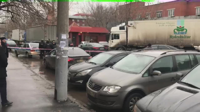 Директор фабрики "Меньшевик" в Москве открыл огонь и захватил заложников: видео с места