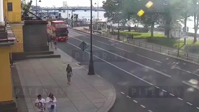 Автобус у Двороцовой площади сбил петербурженку на роликах