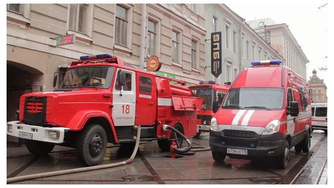 Ночью в Петербурге сгорели Range Rover и Toyota