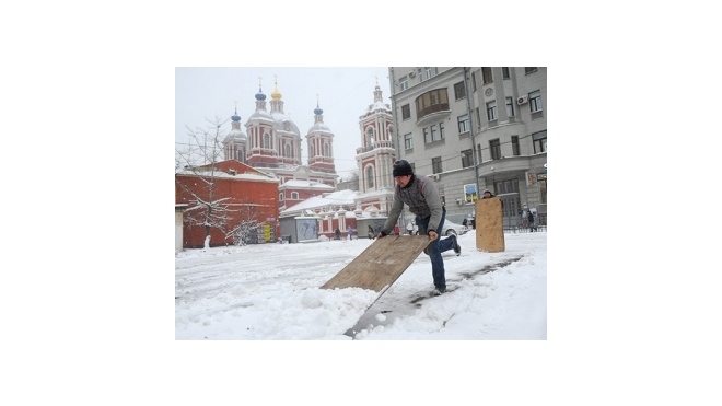 Новый снегопад в Москве опять вызвал транспортный коллапс