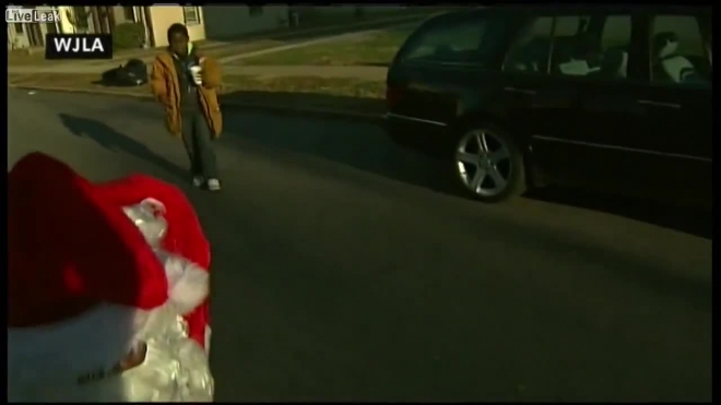 "Санта-Клауса", раздававшего детям подарки, подстрелили в Вашингтоне