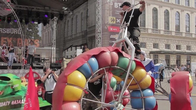 Петербуржцы блеснули идеями на параде уникальных транспортных средств Crazy Wheels