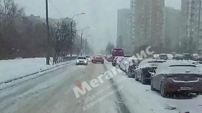 На Малой Бухарестской автомобиль наехал на курьера-самокатчика  